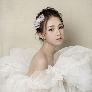 美女露出㊙️胸奶头亲吻
